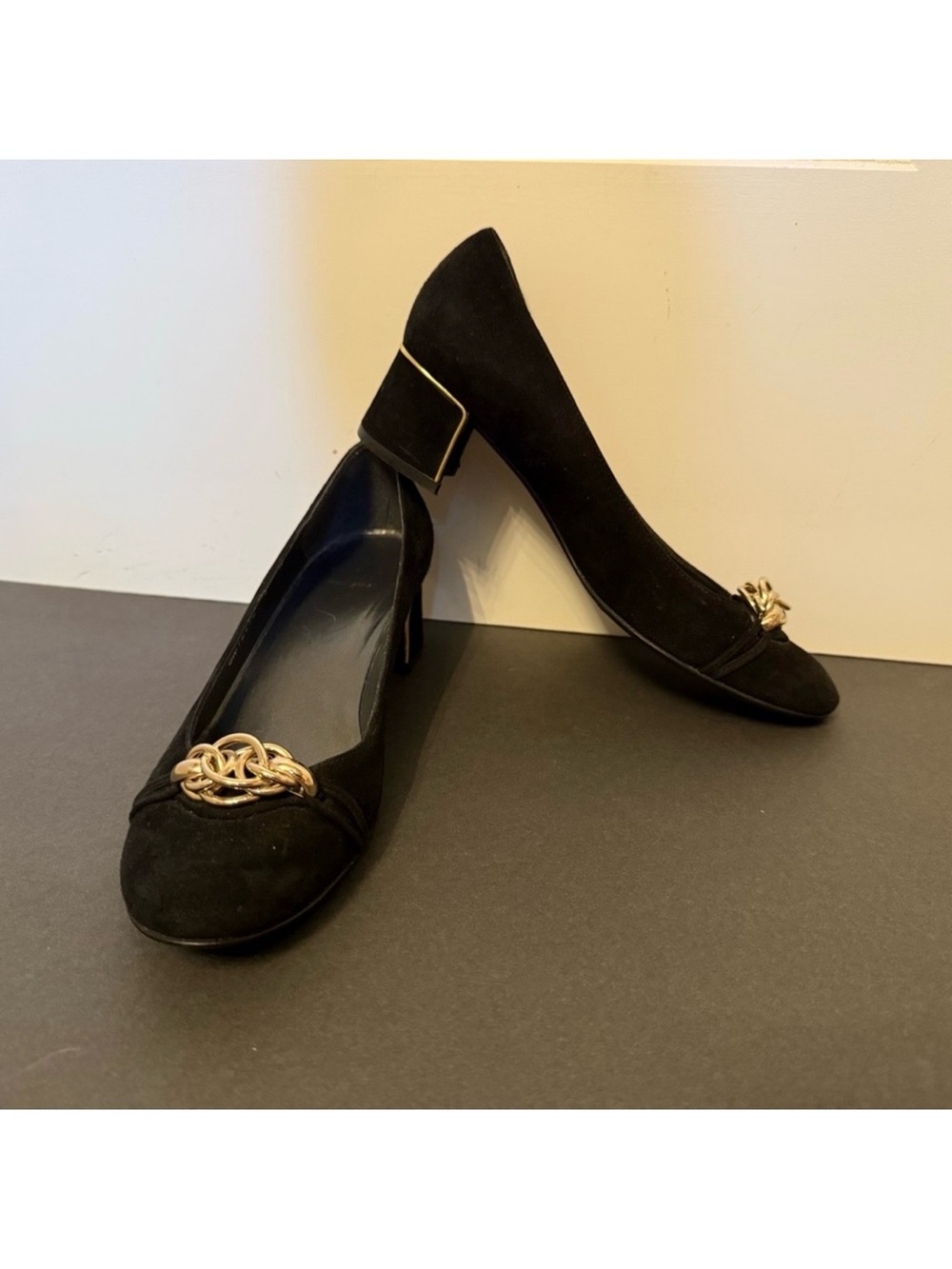 STUART WEITZMAN SHOES HEELS BLACK SUEDE LEATHER PUMPS GOLD VAMP ACCENT SIZE 8 M